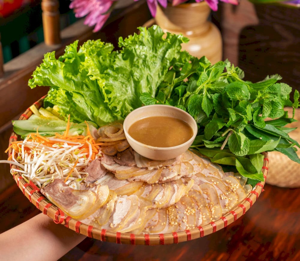 Thực khách có thể chấm cuốn bò cùng mắm nêm